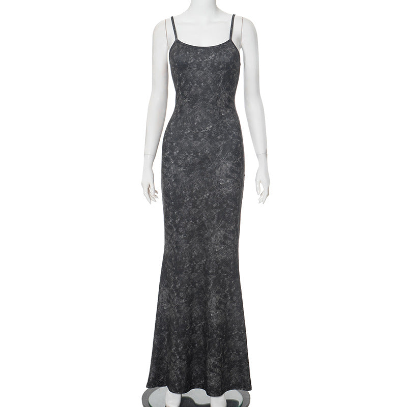 Vestito lungo senza maniche Valstrend, stampa lavata, vita alta, aderente, con spalline sottili e design elegante.