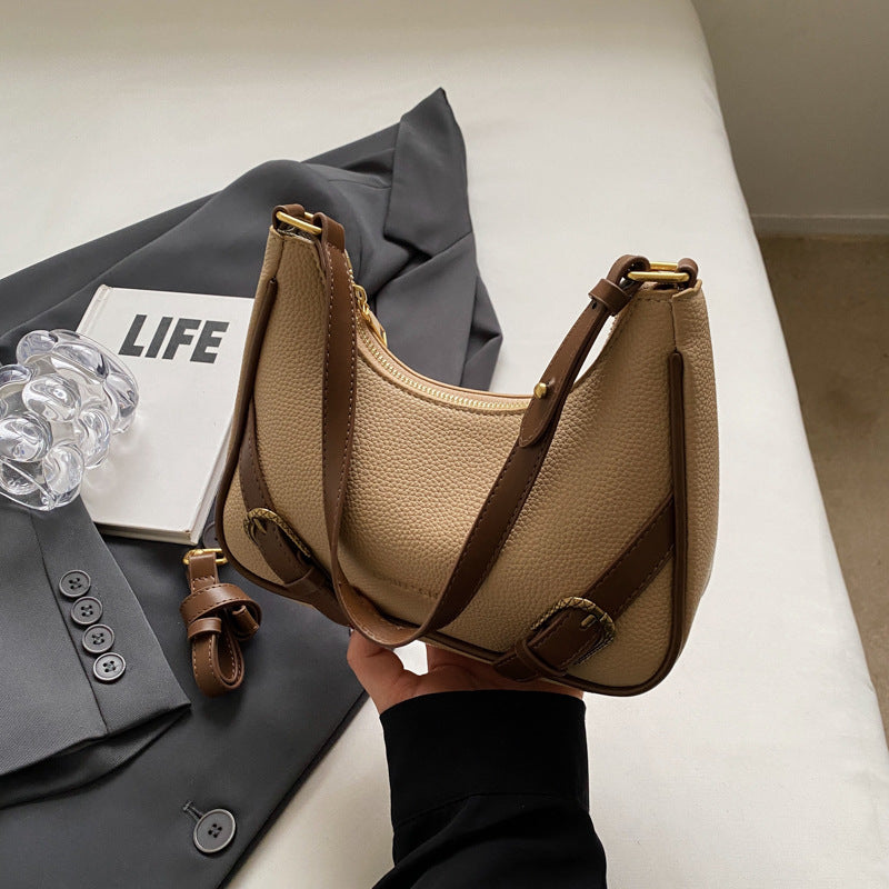 Borsa a spalla femminile Valstrend, elegante e alla moda, con tasca laterale e tracolla regolabile, vista frontale.