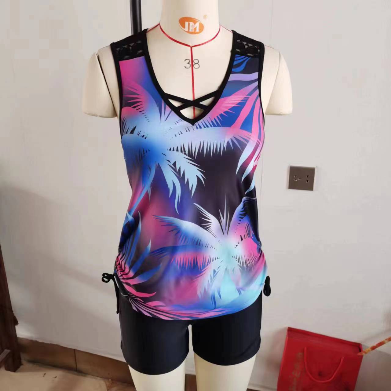 Costume da bagno donna due pezzi con stampa e pizzo, stile Valstrend, mostra dettagli del top e slip con fantasia floreale.
