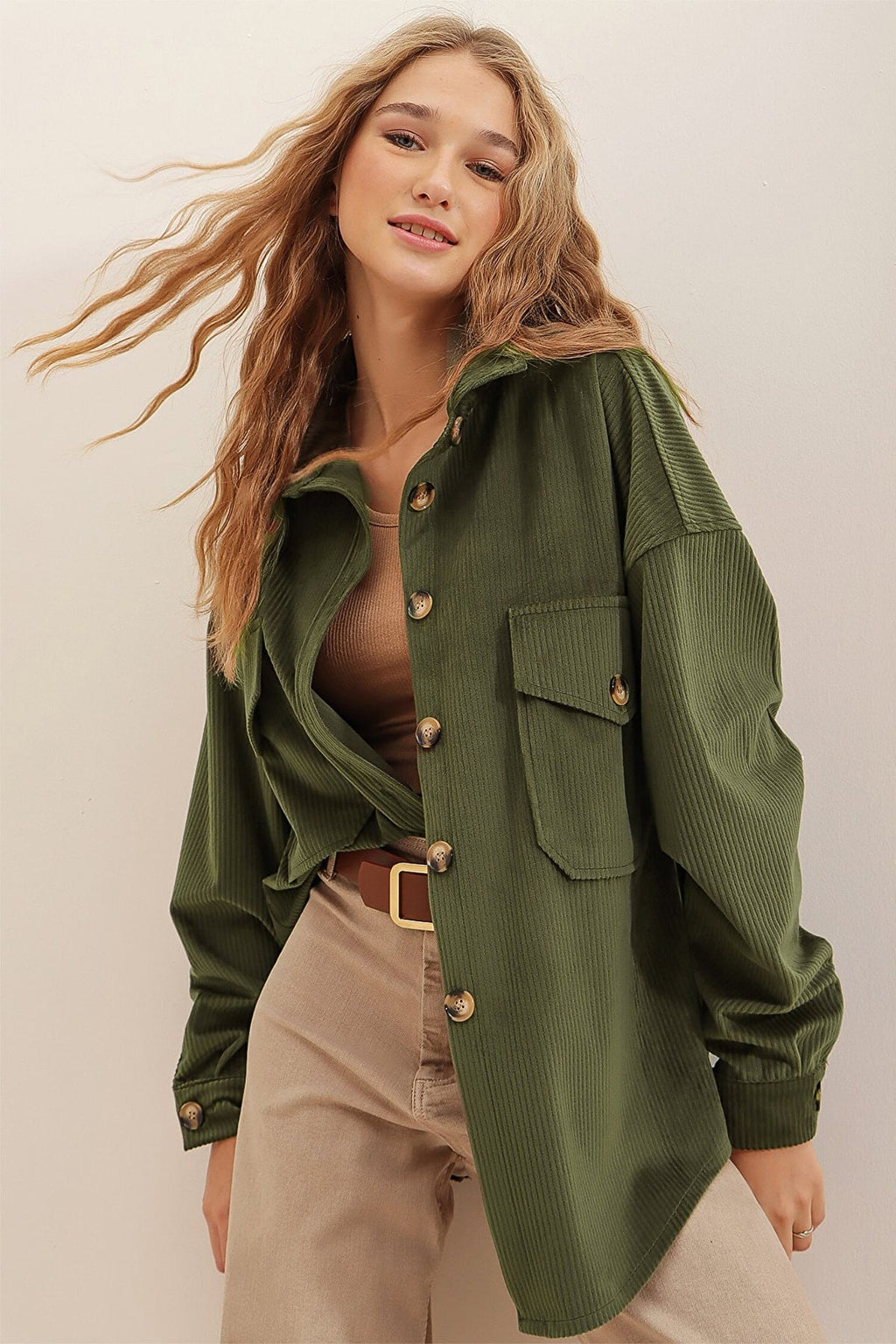 Cappotto lungo in velluto a coste con tasche per donna Valstrend, maniche lunghe e stile elegante, vista frontale.