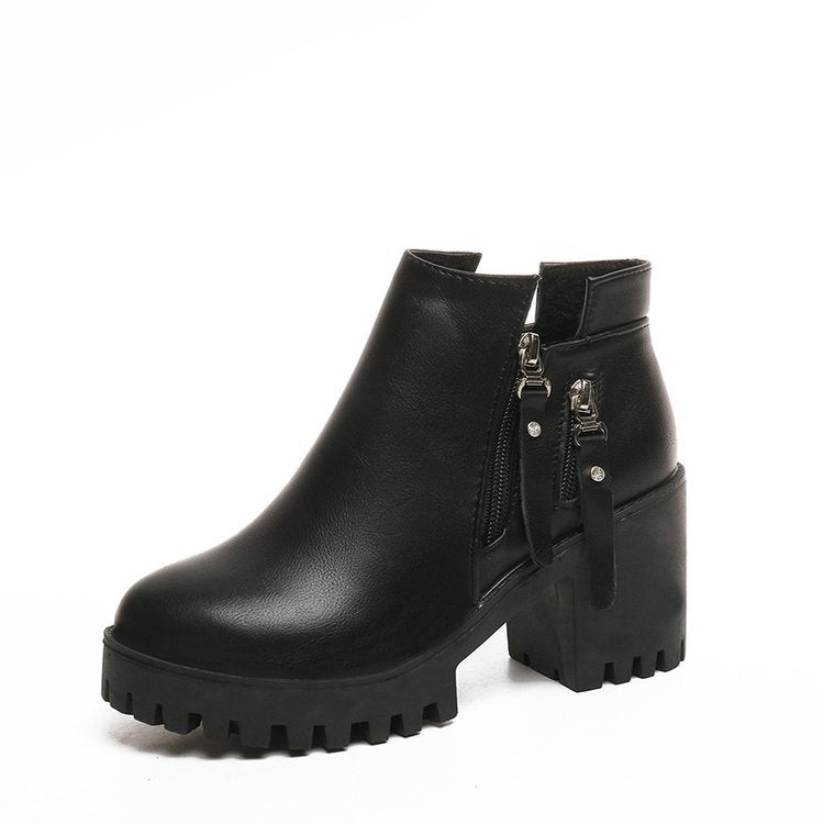 Anfibi donna Valstrend con tacco chunky e piattaforma, stile alla moda, in pelle nera con dettagli eleganti e comodi.