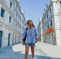 Camicia con collo rotondo, maniche a sbuffo e lacci, stile abbinabile, marca Valstrend, tessuto leggero e elegante.