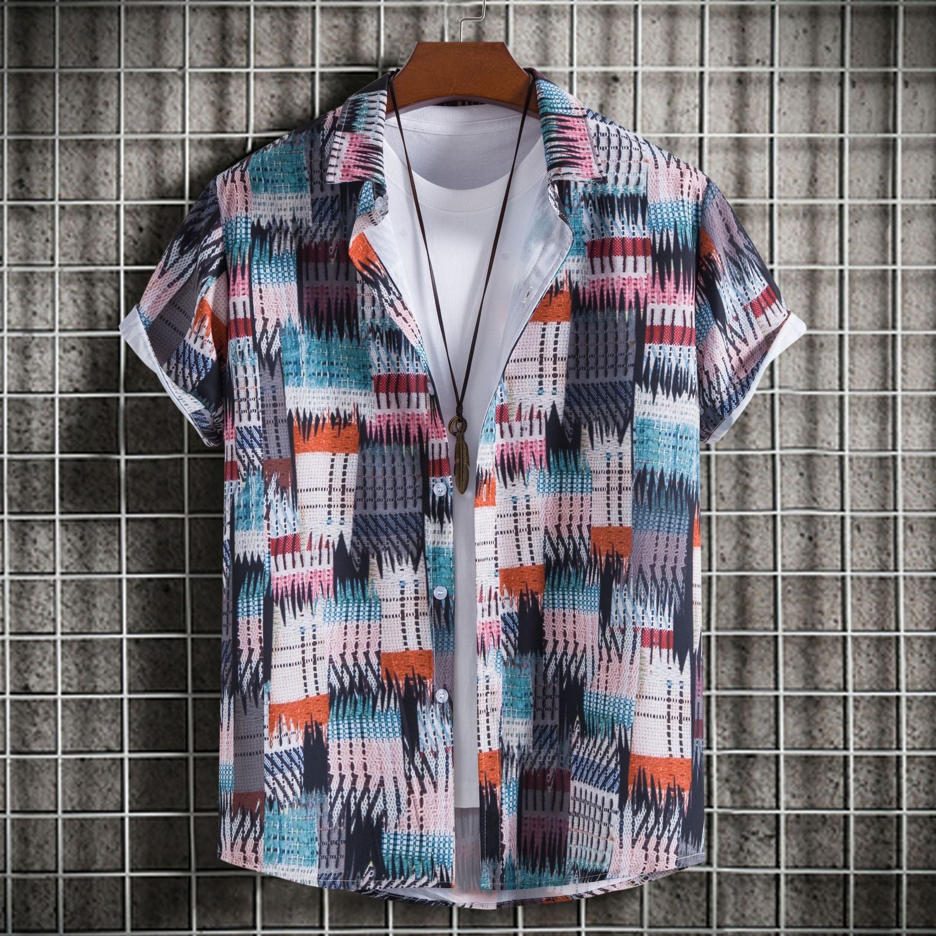 Camicia uomo slim fit con stampa a maniche corte Valstrend, tessuto leggero e design moderno.