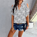 Top donna elegante a V con scollo a off-shoulder di Valstrend, tessuto leggero e stile raffinato, visibile in primo piano.