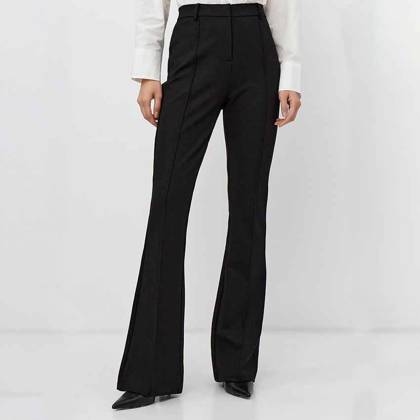 Pantaloni slim fit casual per donna Valstrend shop, con taglio aderente e stile elegante in tessuto leggero.