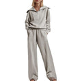 Completo donna Valstrend con top a maniche lunghe con zip e pantaloni larghi a vita elastica, due pezzi, vista frontale.