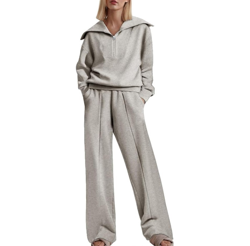 Completo donna Valstrend con top a maniche lunghe con zip e pantaloni larghi a vita elastica, due pezzi, vista frontale.