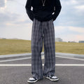 Pantaloni maschili alla moda in stile coreano, tutto abbinabile, marca Valstrend, dettaglio visibile sui pantaloni.