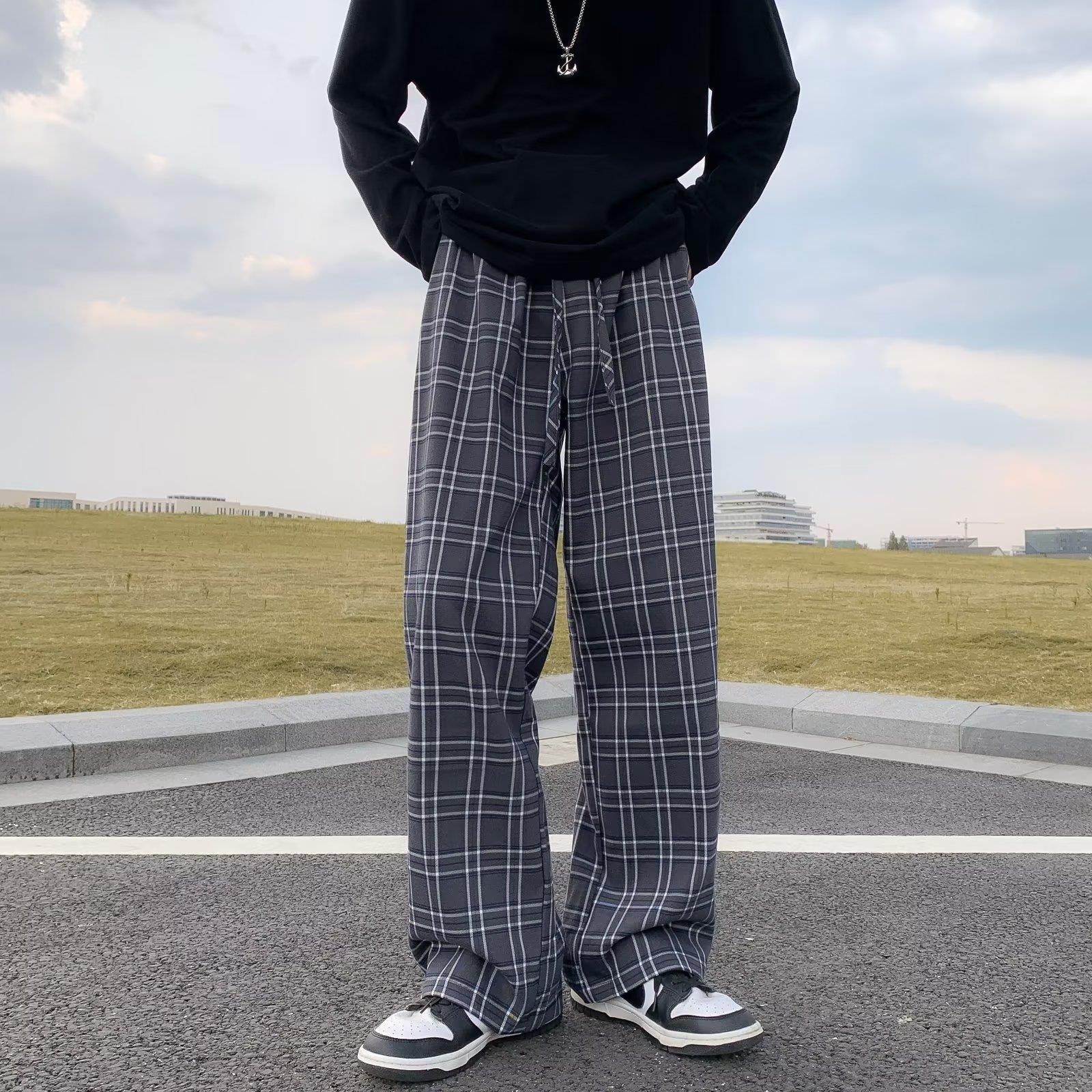 Pantaloni maschili alla moda in stile coreano, tutto abbinabile, marca Valstrend, dettaglio visibile sui pantaloni.