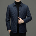 Giacca leggera in cotone imbottito da uomo Valstrend, cappuccio e tasche frontali, ideale per il clima fresco.