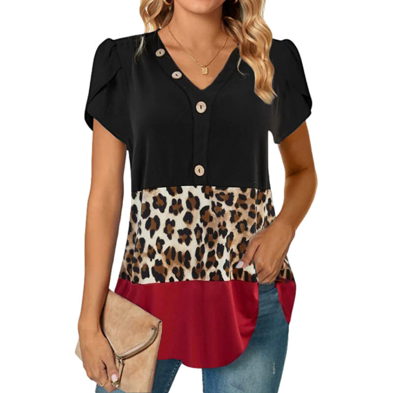 Maglietta da donna Valstrend con scollo a V, maniche corte e bottoni, con cuciture decorative sul davanti.