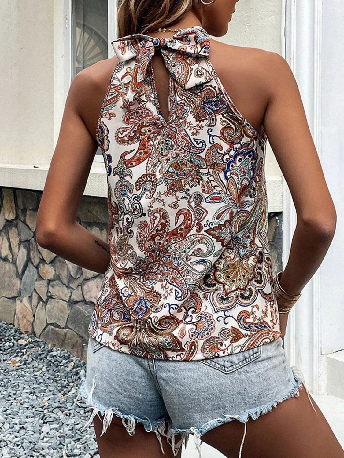 Camicia donna Valstrend con fiocco a nastro irregolare stampato, stile elegante e moderno con dettagli unici.