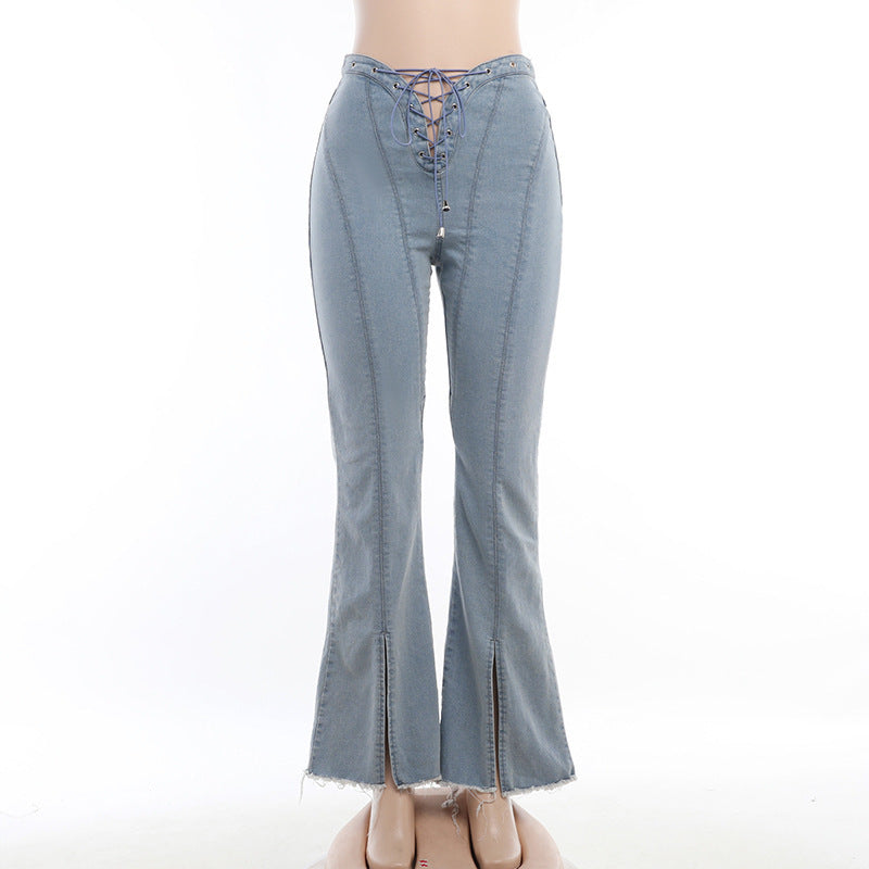Jeans donna a vita alta con allacciatura, spacchi e tagli laterali, marca Valstrend shop, stile casual e moderno.