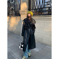 Cappotto in pelle nera Advanced Sense di Valstrend, in pelle spessa, taglio largo e casual, vista frontale su modello indossato