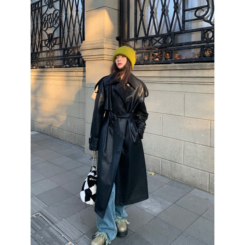 Cappotto in pelle nera Advanced Sense di Valstrend, in pelle spessa, taglio largo e casual, vista frontale su modello indossato