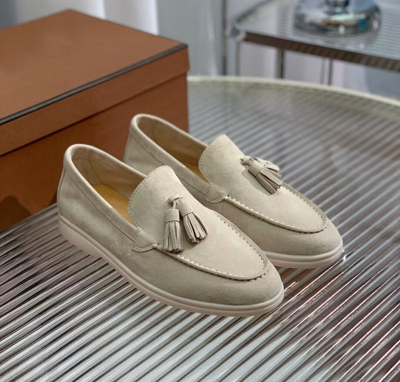 Mocassini slip-on in camoscio con nappe, stile fashion, marca Valstrend, mostrati in primo piano con dettaglio di design elegante.