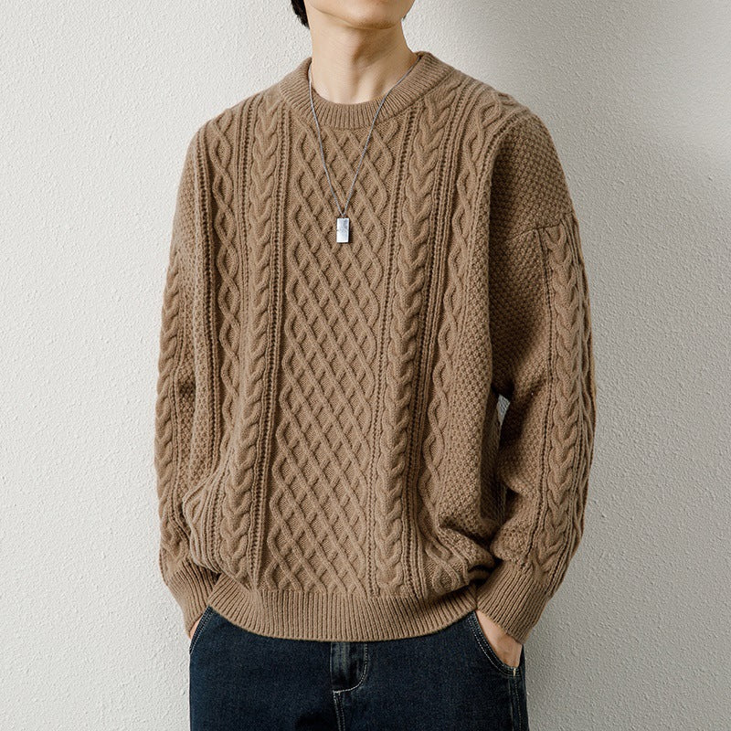 Maglione girocollo in maglia per uomo di Valstrend, tessuto morbido e caldo, stile classico, indossato da uomo.