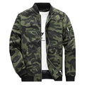 Giacca da uomo plus size Valstrend in camouflage sportivo e leisure, con cappuccio e tasche, vista frontale.