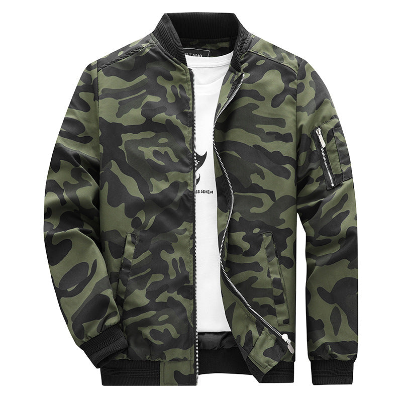 Giacca da uomo plus size Valstrend in camouflage sportivo e leisure, con cappuccio e tasche, vista frontale.