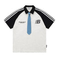 Camicia polo stile college Valstrend con cravatta, maniche raglan corte e stile casual, vista frontale.