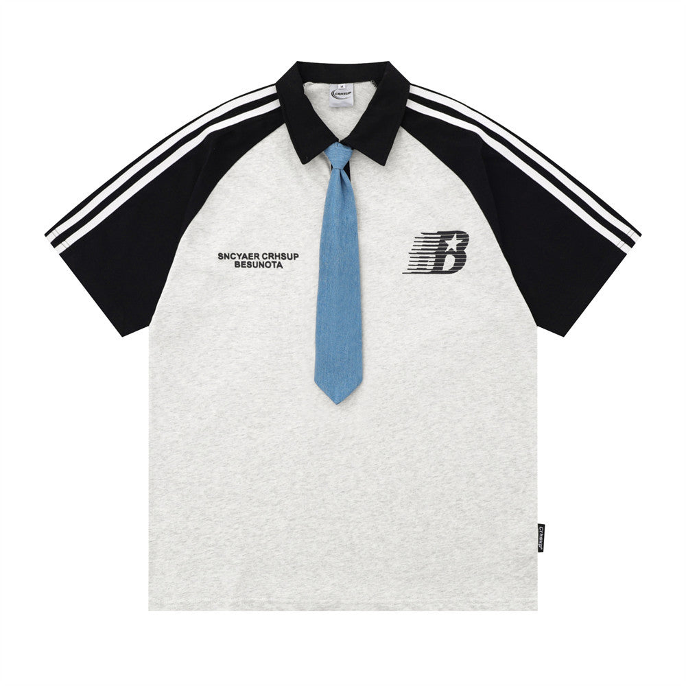 Camicia polo stile college Valstrend con cravatta, maniche raglan corte e stile casual, vista frontale.