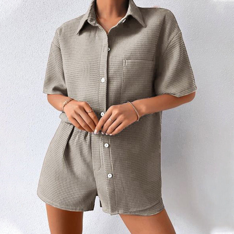 Completo donna con giacca e pantaloncini a revers, stile casual di Valstrend Shop, in tessuto leggero e elegante.