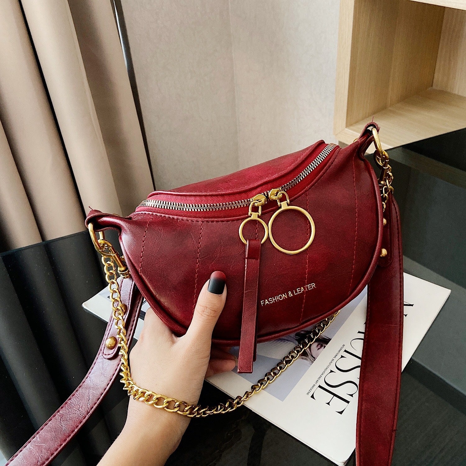 Borsa da donna leggera e retrò di Valstrend, elegante e versatile, ideale per outfit casual e alla moda