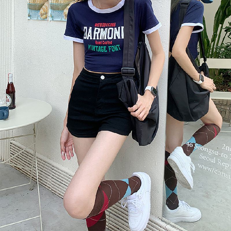 Shorts in denim a vita alta per donna, elasticizzati e aderenti, modello slim fit di Valstrend.