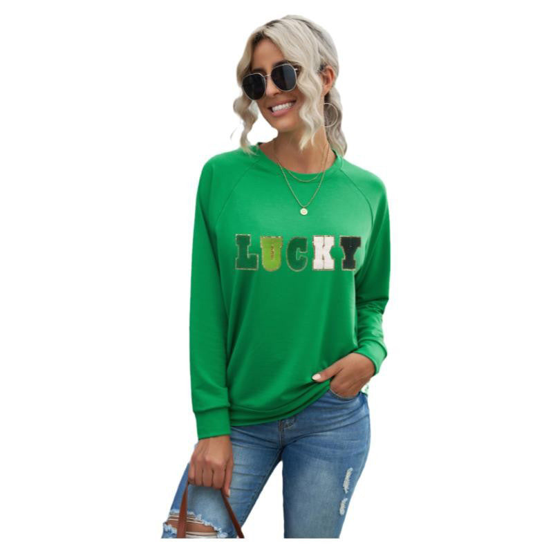Maglione donna Valstrend con ricamo a lettere fashion, morbido e elegante, dettaglio visibile sul davanti.