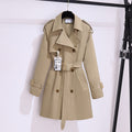 Cappotto corto trench da donna in khaki di Valstrend, vista frontale con dettagli classici e tasche.