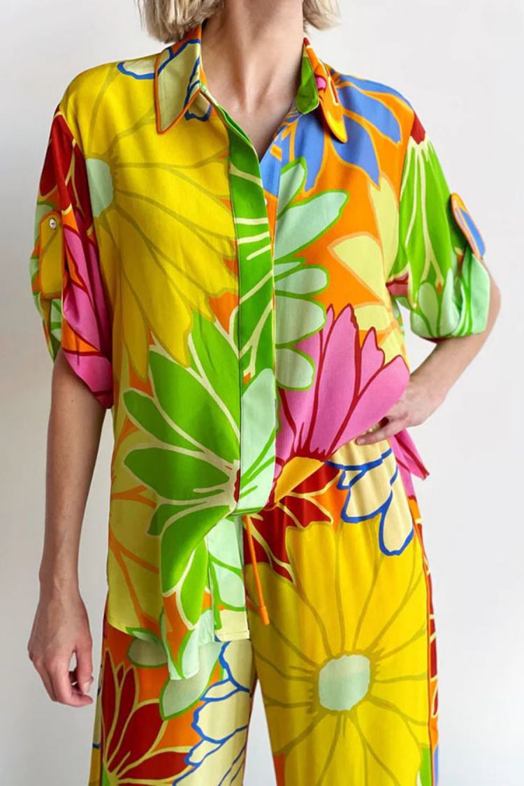 Completo da donna Valstrend con camicia stampata a maniche corte e tasche e pantaloni larghi, look casual e alla moda.