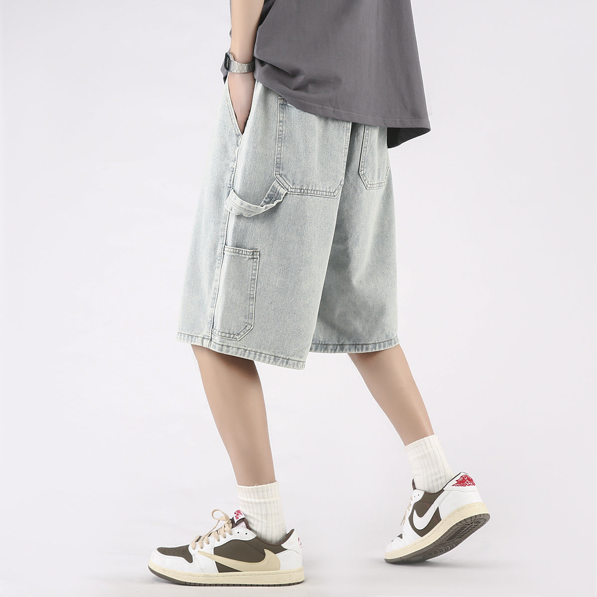 Pantaloncini jeans casual da uomo Valstrend, pantaloni larghi e comodi in taglia grande, dettaglio in denim chiaro e stile rilassato.