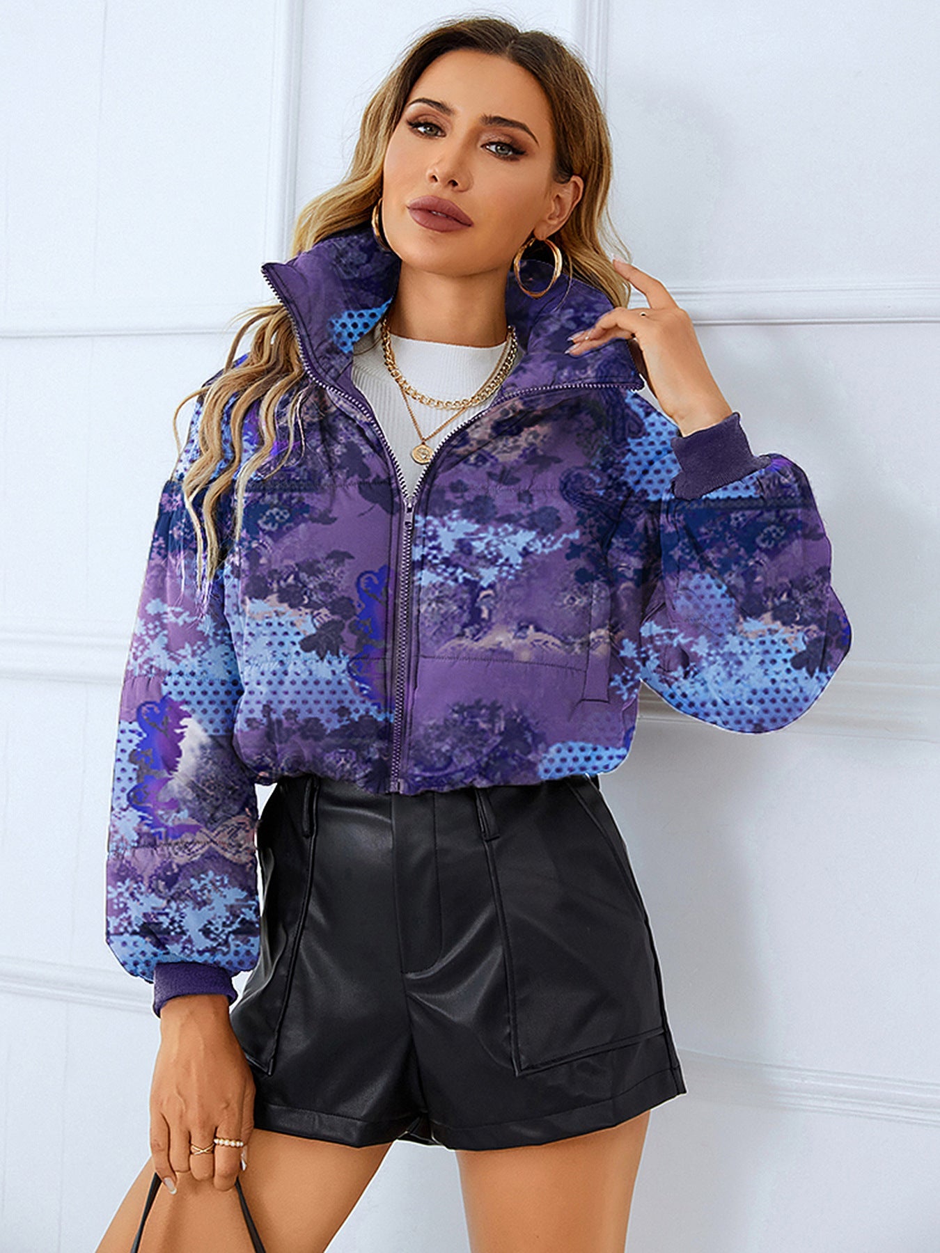 Cappotto corto invernale da donna Valstrend con stampa, collo a stand e stile fashion, ideale per look eleganti e casual.