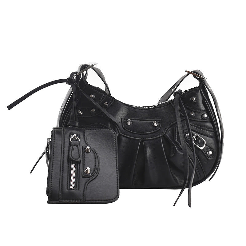 Borsa donna vintage a forma di mezzaluna svasata di pelle con spalla, marca Valstrend, stile moda retrò e boho.