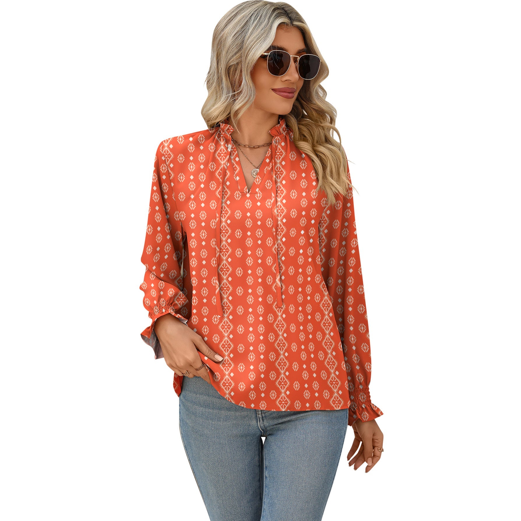 Camicia donna Valstrend con scollo a V, stampa floreale, dettagli in pizzo e taglio aderente, ideale per look eleganti e casual.