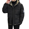 Cappotto imbottito in cotone con cappuccio per uomo di marca Valstrend, vista frontale, in tessuto nero.