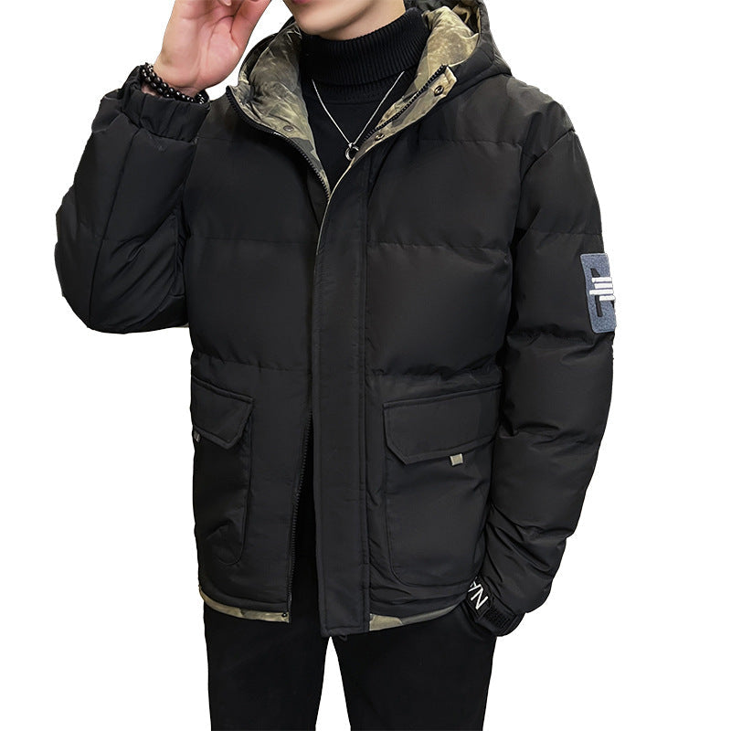 Cappotto imbottito in cotone con cappuccio per uomo di marca Valstrend, vista frontale, in tessuto nero.