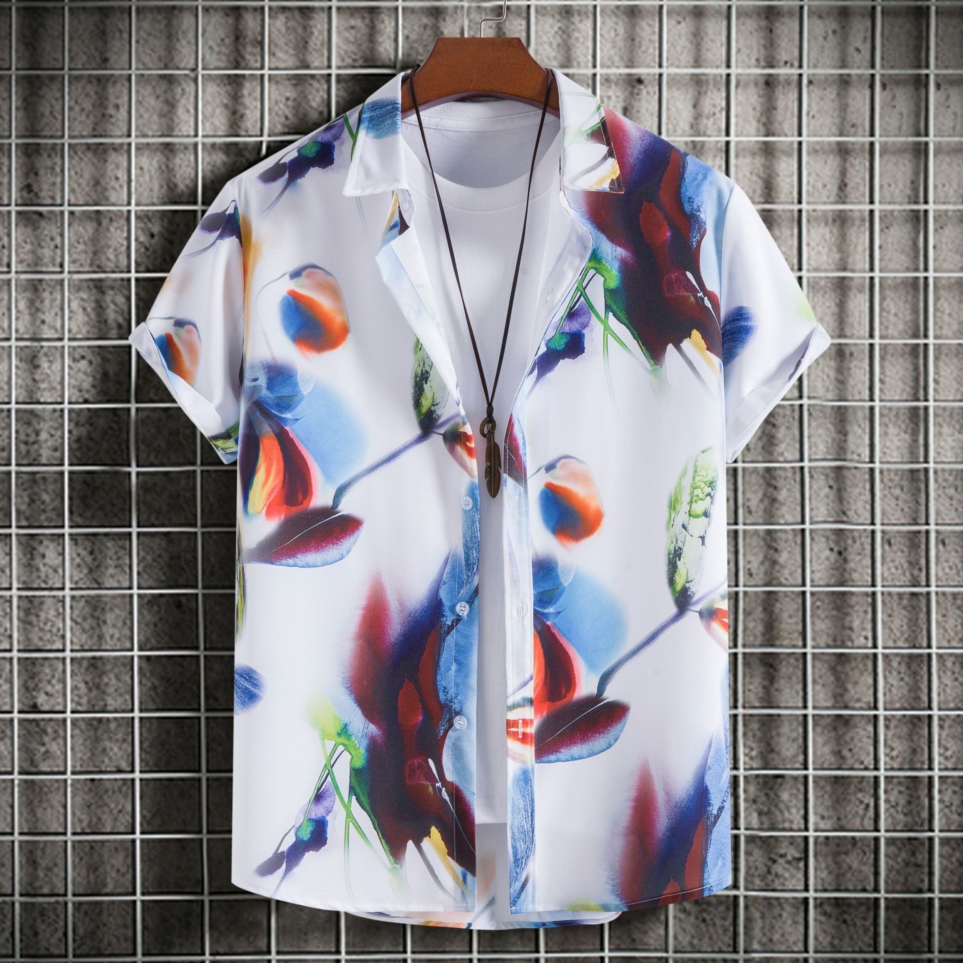 Camicia uomo slim fit stampata a maniche corte Valstrend, dettagli colorati e stile moderno, vista frontale.