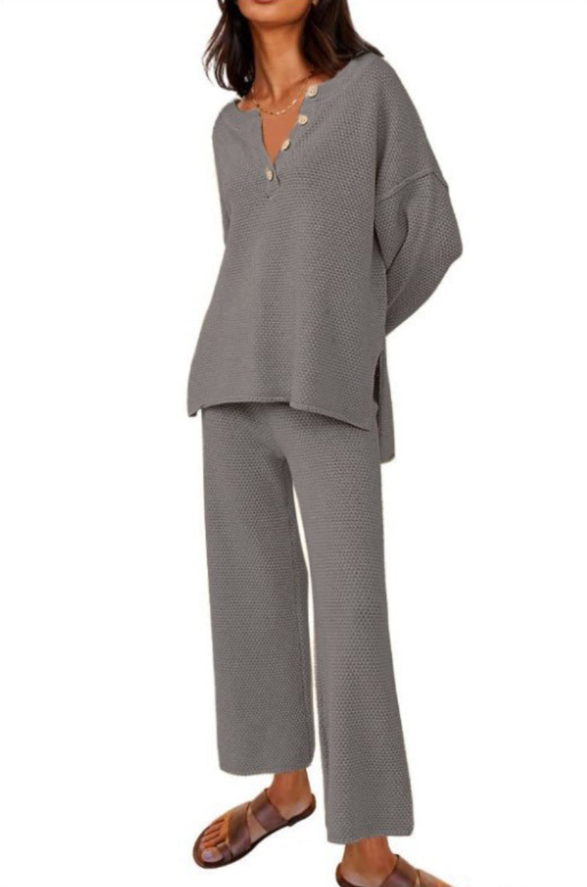Completo donna Valstrend, tuta moda a tinta unita, vestibilità ampia e comoda, due pezzi per look casual e rilassato.