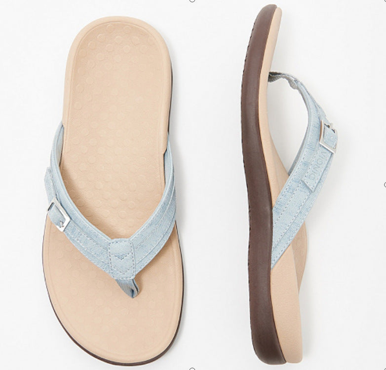 Infradito casual da donna Valstrend in PU con suola piatta, ideali per uso domestico, con cinturino e dettagli metallici.