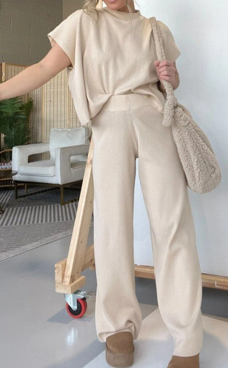 Completo casual da donna Valstrend, maglione a girocollo in maglia tinta unita, comodo e elegante per look casual.