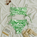 Costume da donna a triangolo a righe con vita alta e fiocco laterale, marca Valstrend shop, vista su tessuto e dettagli.