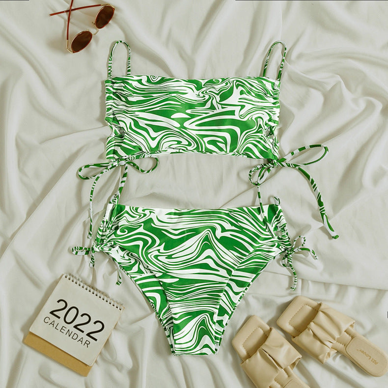 Costume da donna a triangolo a righe con vita alta e fiocco laterale, marca Valstrend shop, vista su tessuto e dettagli.