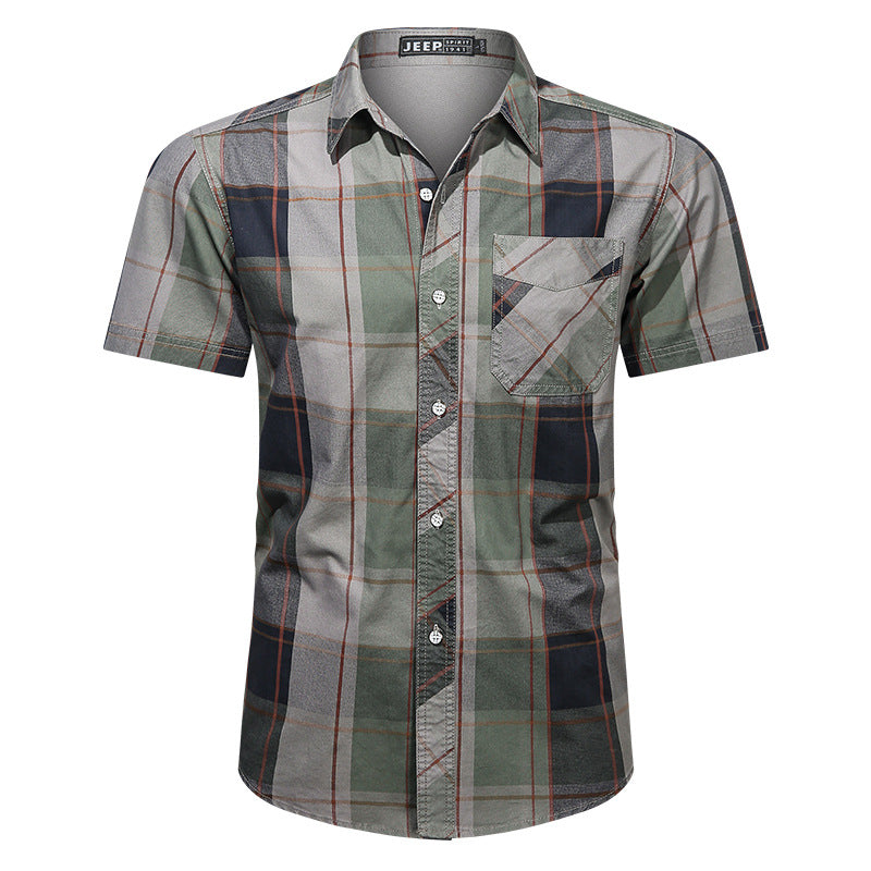 Camicia da uomo a maniche corte, vestibilità ampia, in tessuto leggero, marca Valstrend, visibile in dettaglio.
