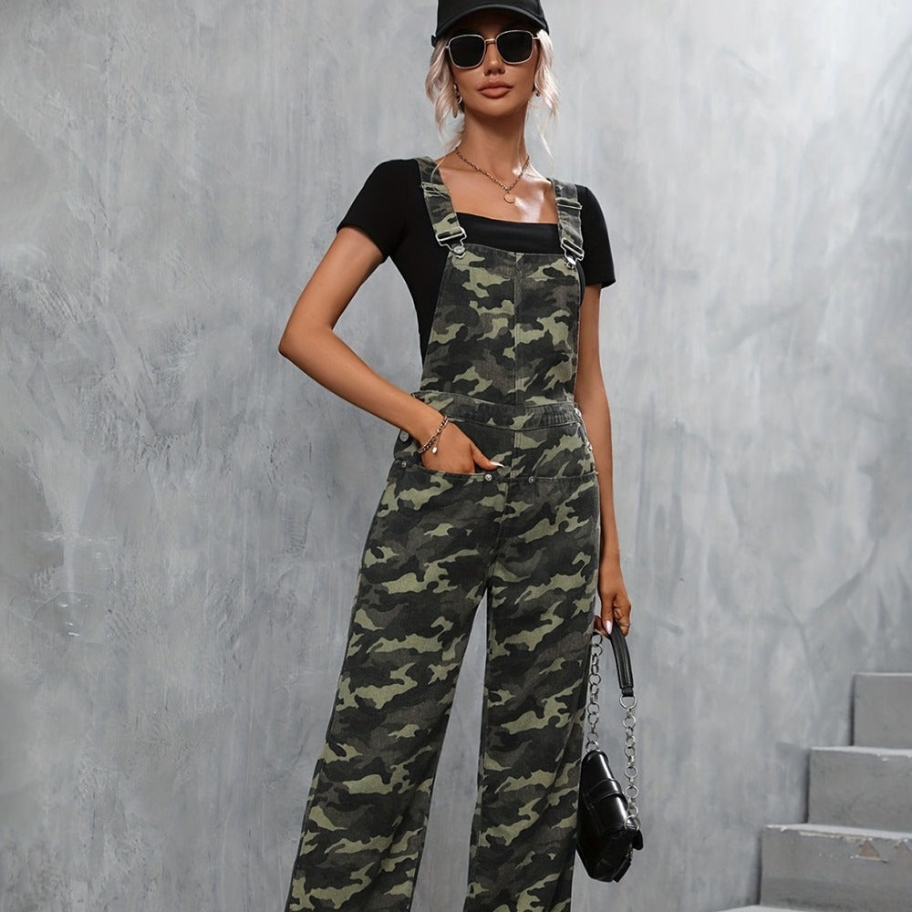 Pantaloni donna Valstrend Shop in denim camouflage con tasche grandi, bretelle e taglio dritto, stile streetwear.