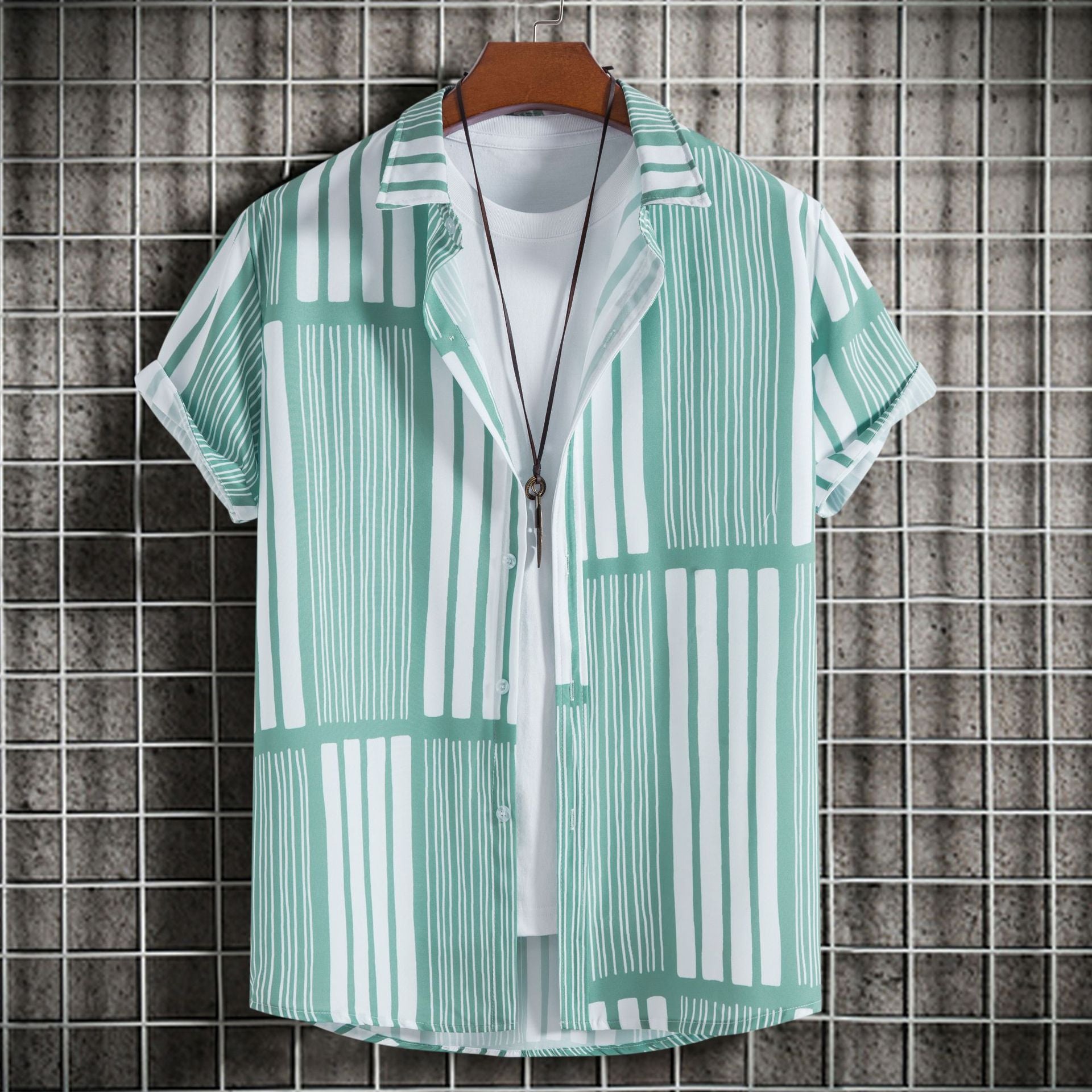 Camicia slim fit da uomo Valstrend con stampa a maniche corte, tessuto leggero e stile moderno.