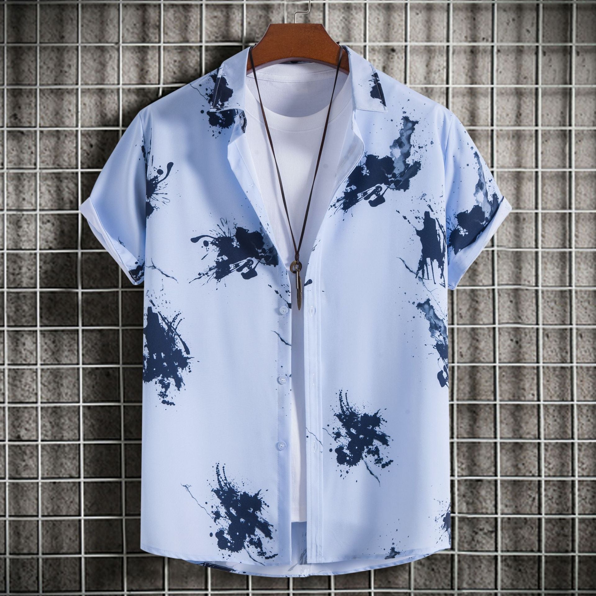 Camicia uomo slim fit con stampa a maniche corte di marca Valstrend, tessuto leggero e stile moderno.