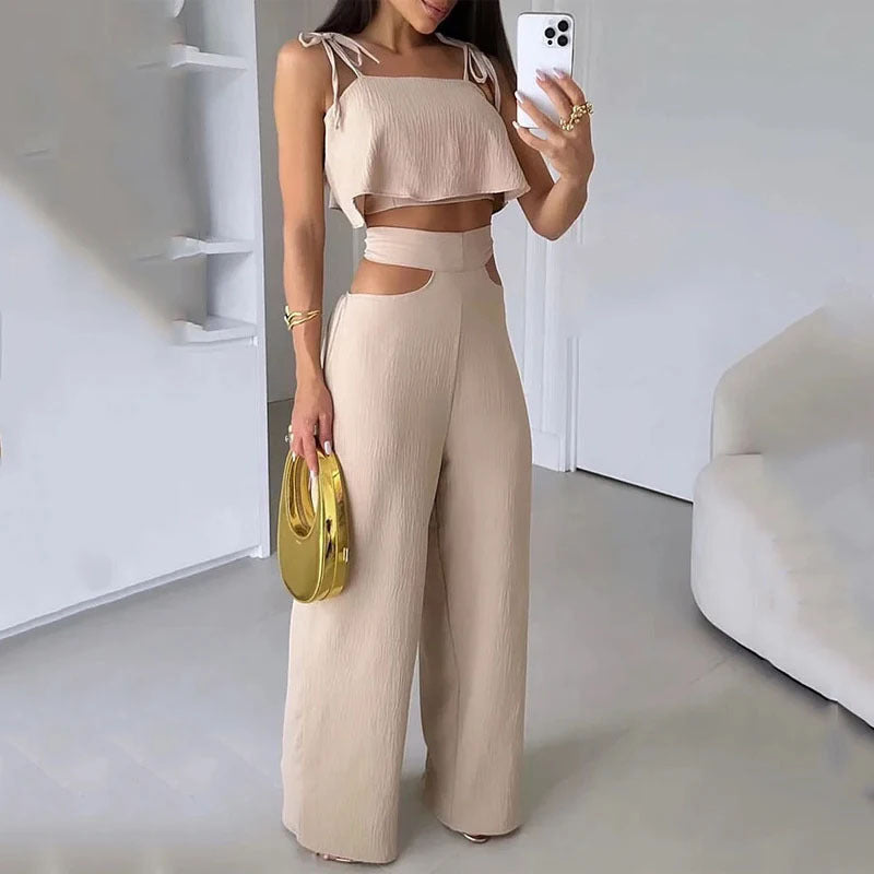 Completo casual valstrend con top a spalla e pantaloni a taglio diritto in tessuto tinta unita e traforato.