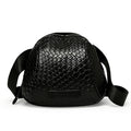 Borsa messenger a spalla in pelle sintetica intrecciata, stile casual, con tracolla regolabile e dettagli in tessuto colorato.
