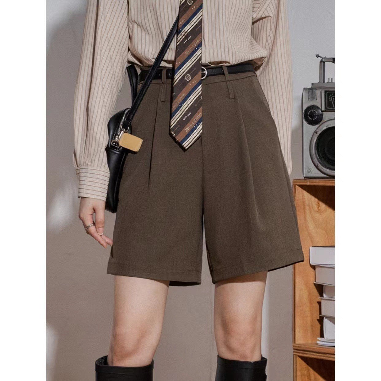 Pantaloncini Bermuda donna a vita alta e gamba dritta, stile retrò, pantaloni corti cropped Valstrend shop, moda estiva elegante